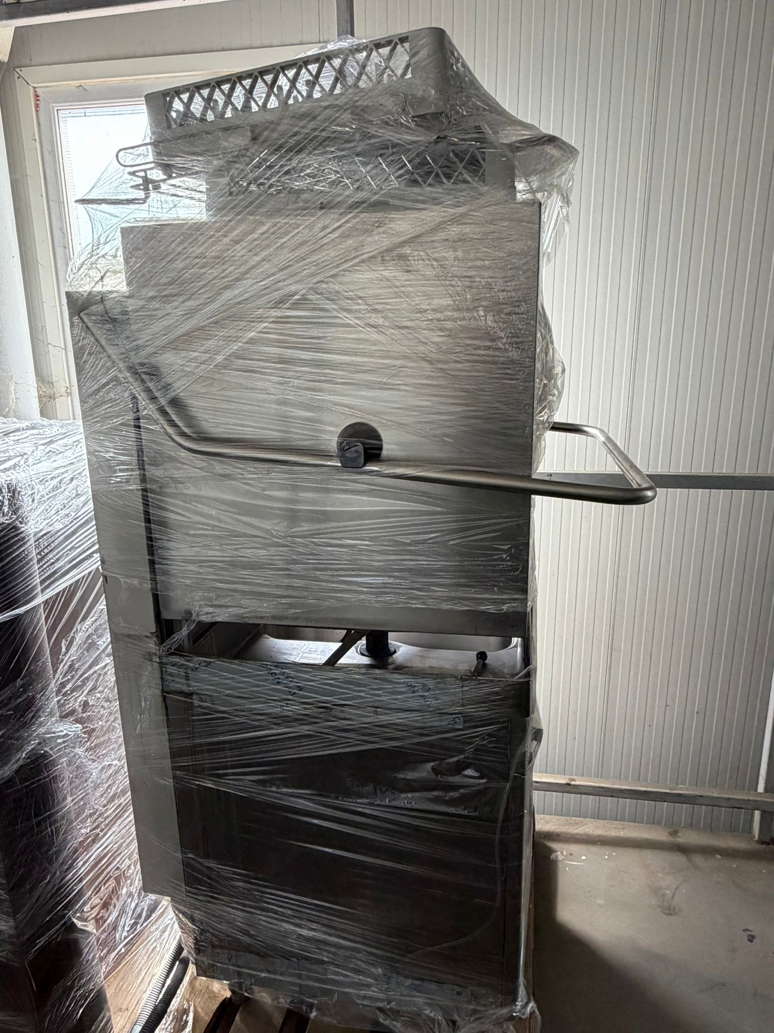 Masină de spălat vase cu trecere DS430LE